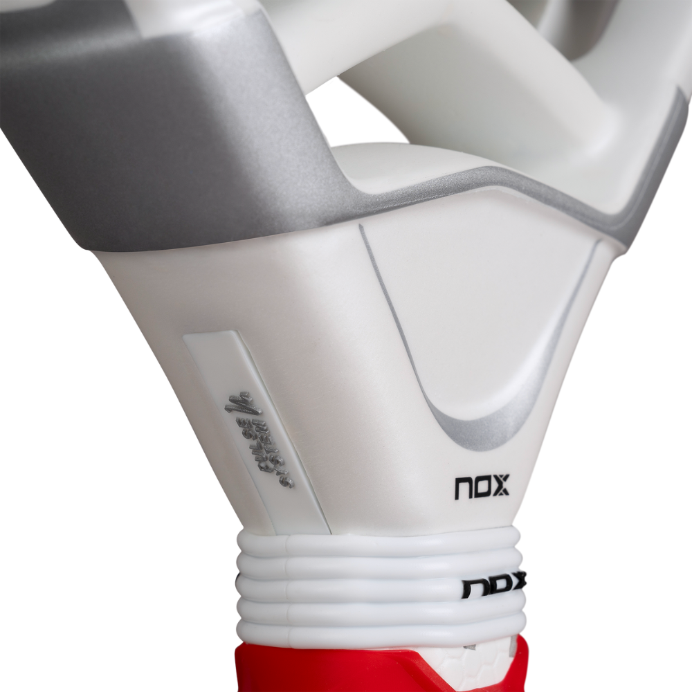 Pala de Padel Nox AT10 Genius Attack 12K Alum XTREM 2026 + Tarro de pelotas +Overgrip + Protector