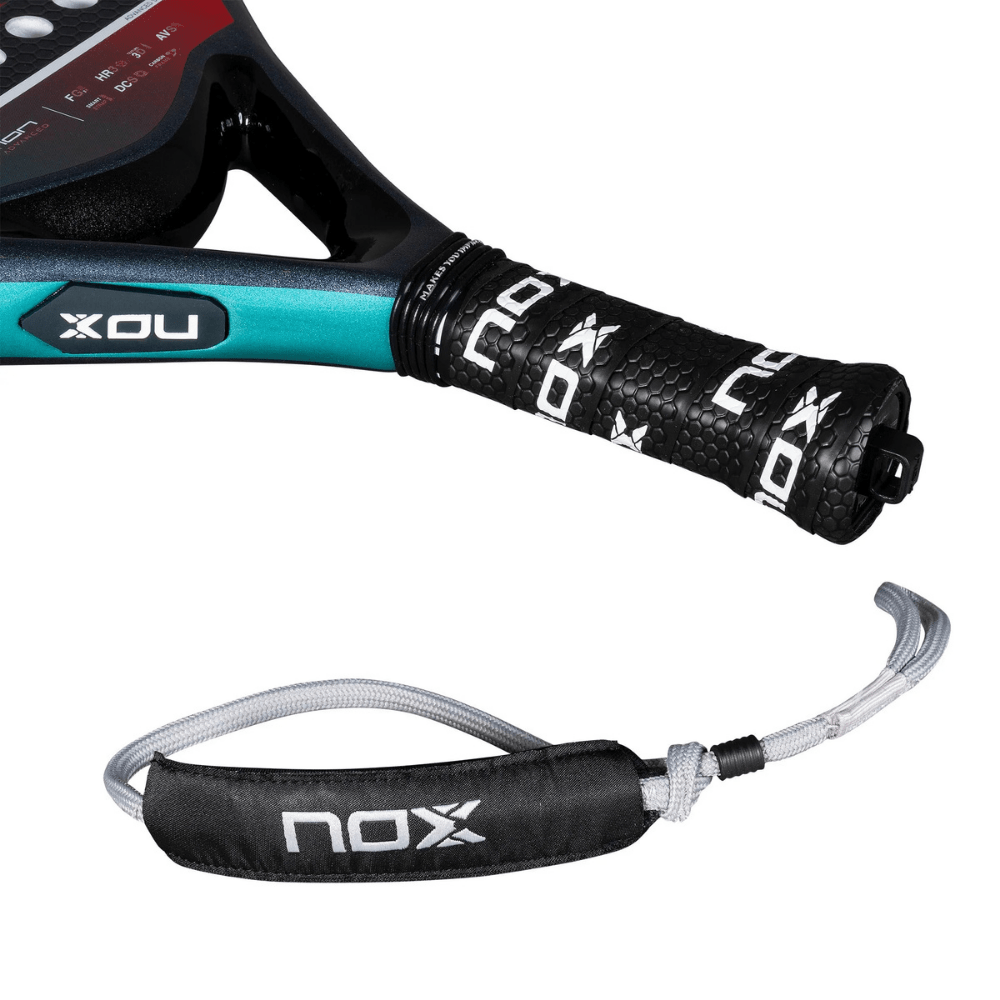 Pala de Padel Equation Light 2025 + Tarro de pelotas +Overgrip + Protector - Sur SportsPalas
