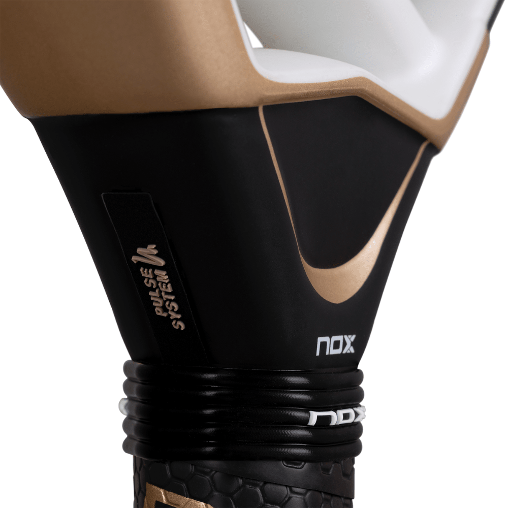Pala de Padel Nox AT10 Genius 18K Alum 2026 + Tarro de pelotas +Overgrip + Protector - Sur SportsPalas