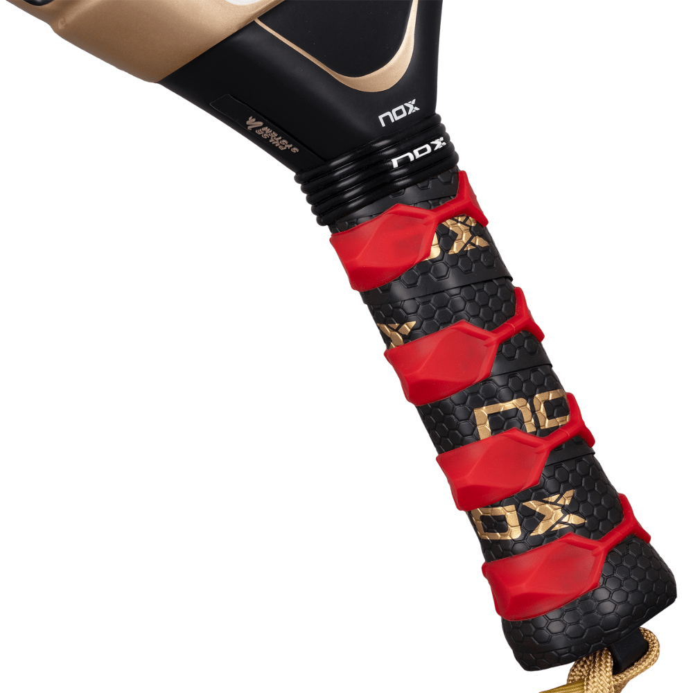 Pala de Padel Nox AT10 Genius 18K Alum 2026 + Tarro de pelotas +Overgrip + Protector - Sur SportsPalas