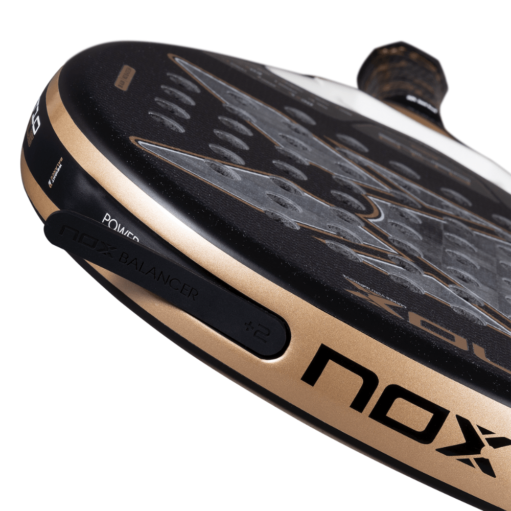 Pala de Padel Nox AT10 Genius 18K Alum 2026 + Tarro de pelotas +Overgrip + Protector - Sur SportsPalas