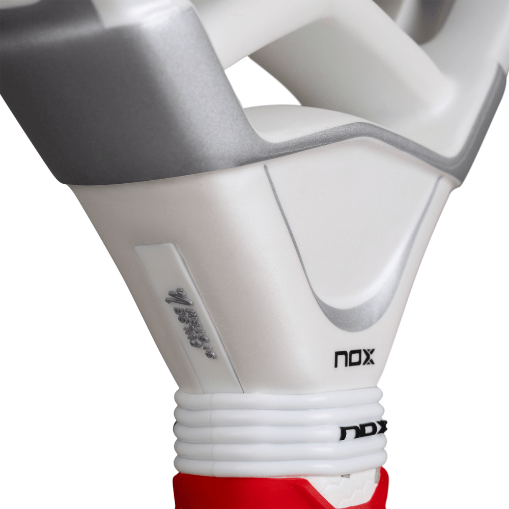 Pala de Padel Nox AT10 Genius Attack 12K Alum XTREM 2026 + Tarro de pelotas +Overgrip + Protector - Sur SportsPalas